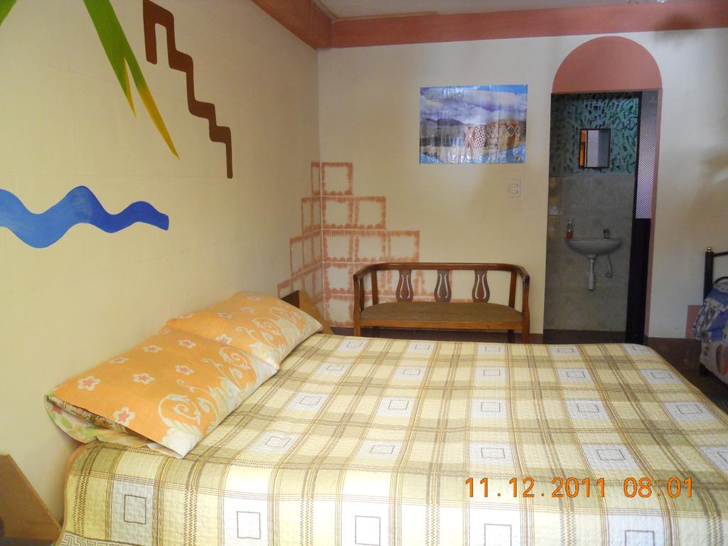 Hostal La Casa Del Sol Копакабана Екстериор снимка