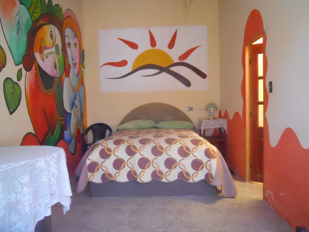 Hostal La Casa Del Sol Копакабана Екстериор снимка